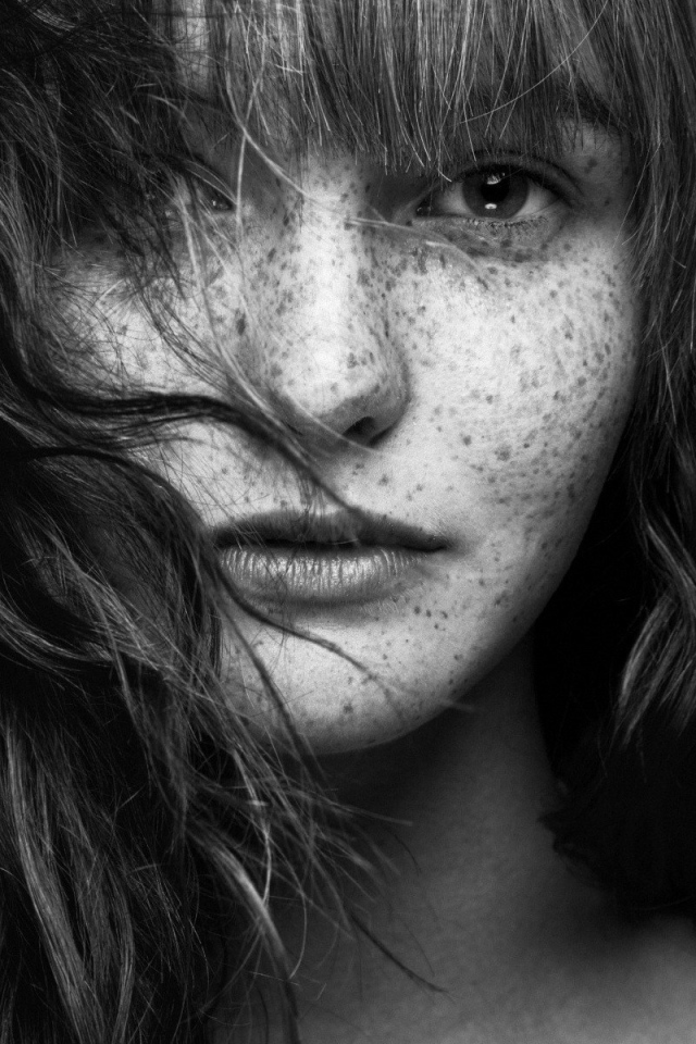 Черно белое фото девушки с веснушками