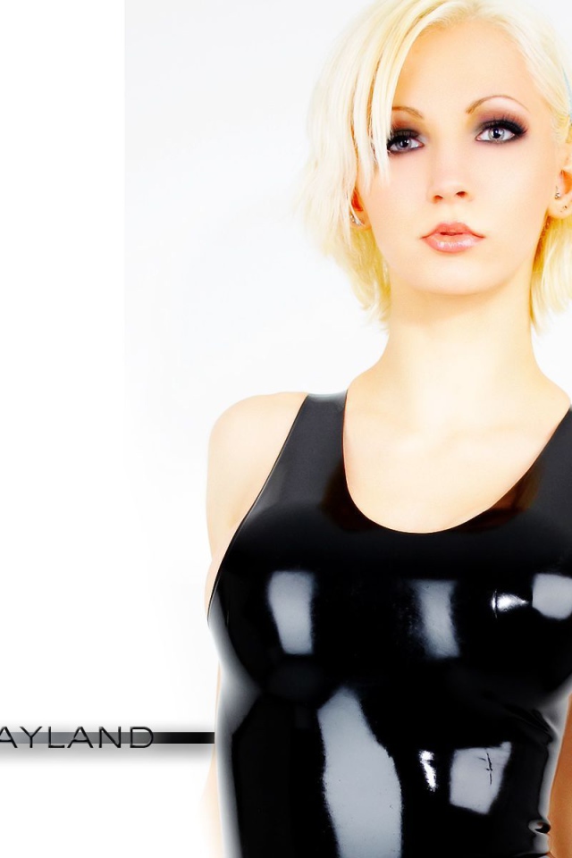 Блондинка в блестящем костюме на белом фоне