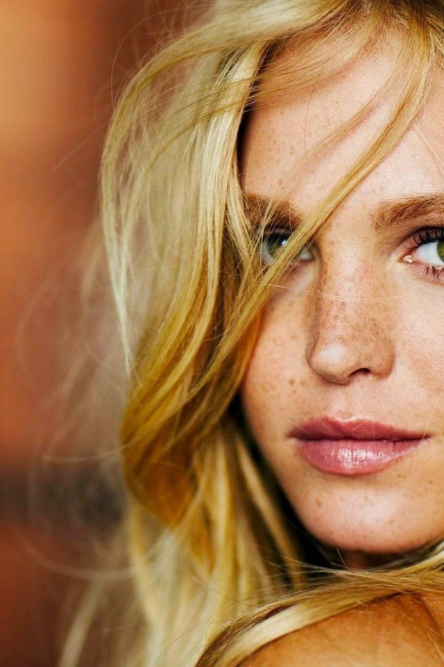 Блондинка с веснушками