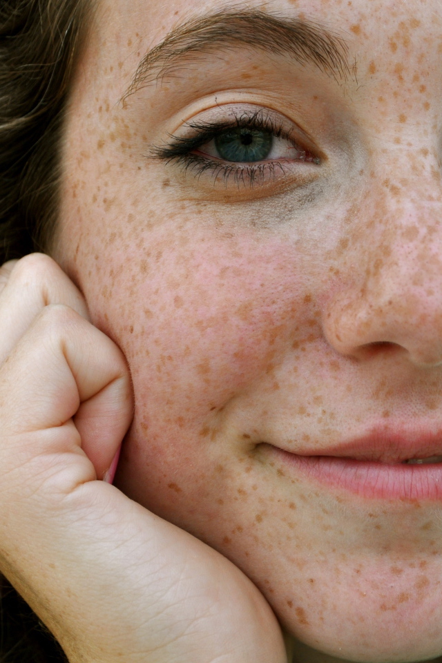 Голубоглазая девушка с веснушками