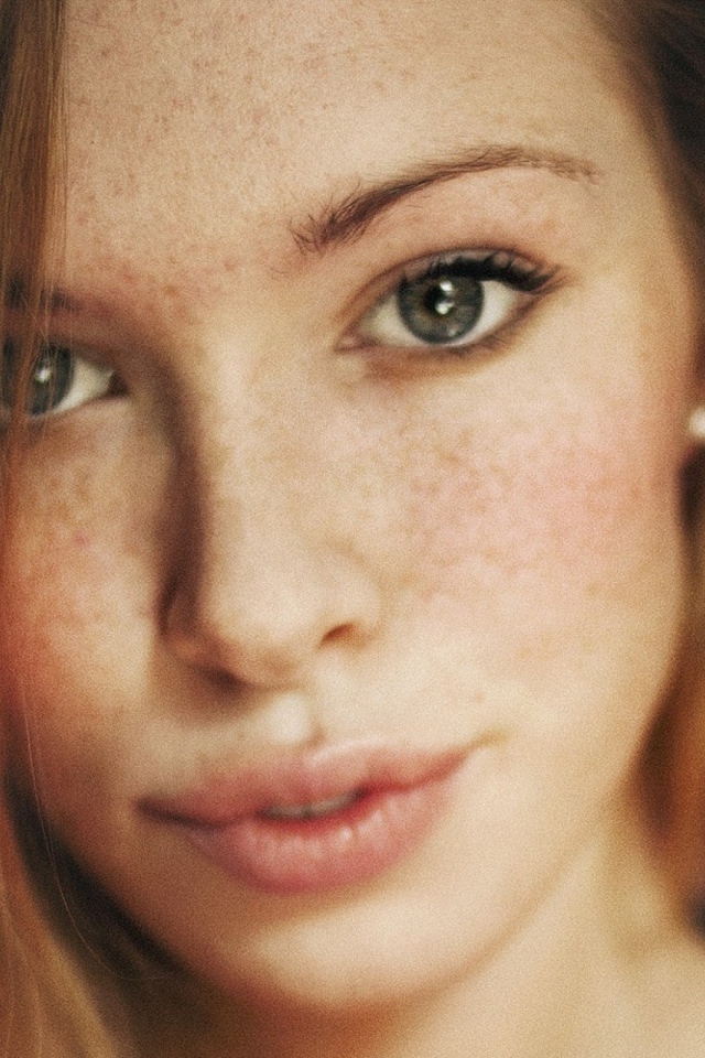 Шатенка с веснушками