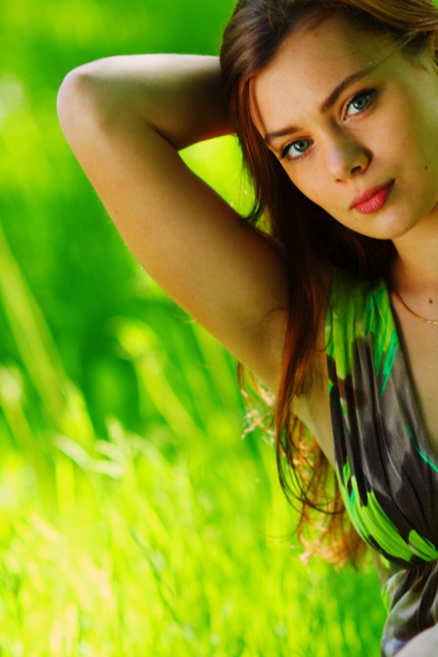 Шатенка на фоне травы