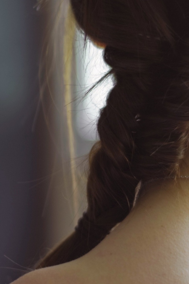 Брюнетка с косой