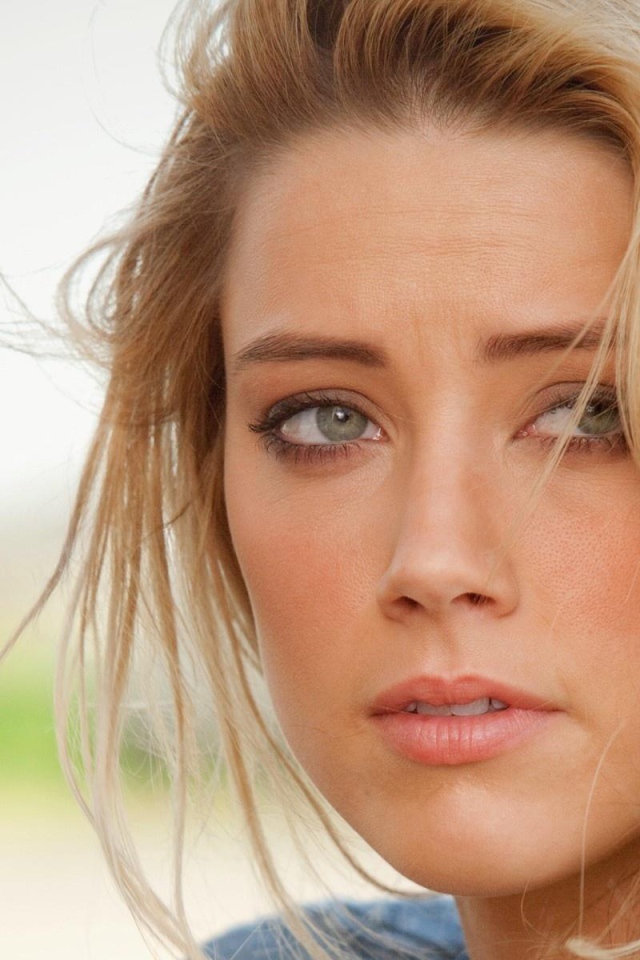 Очаровательная актриса Эмбер Хёрд