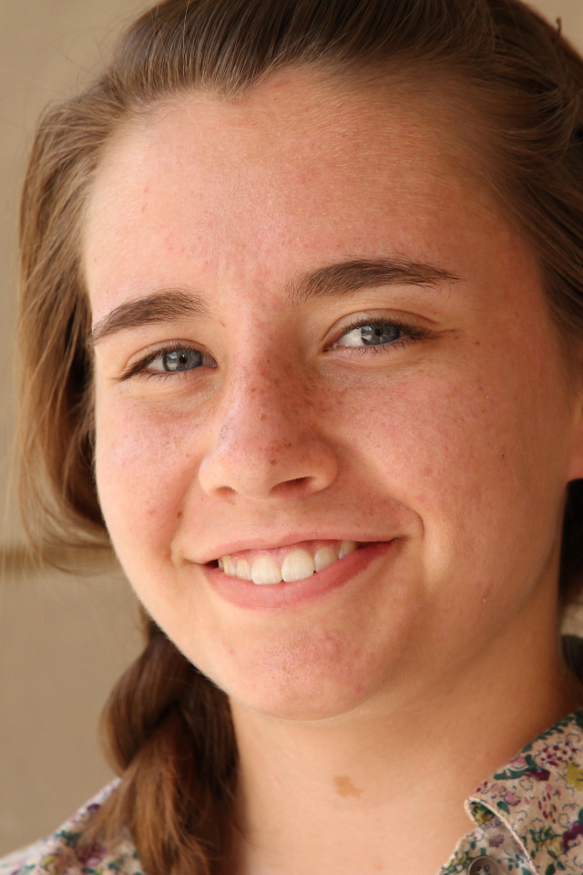 Милая девушка с веснушками