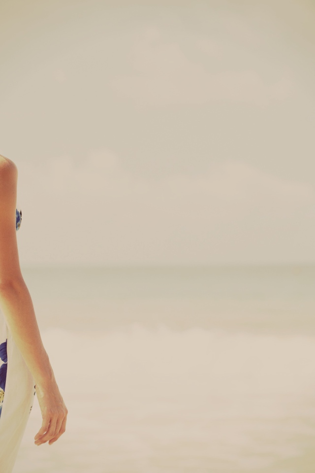 Девушка наслаждается морским бризом