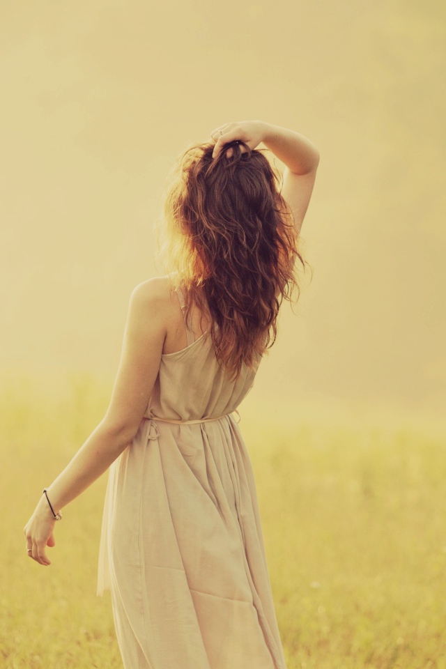 Девушка в льняном платье