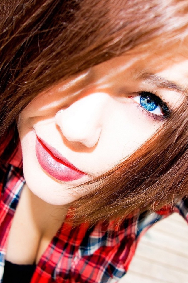 Девушка в клетчатой рубашке