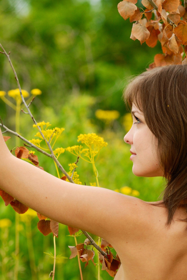 Девушка возле молодого дерева