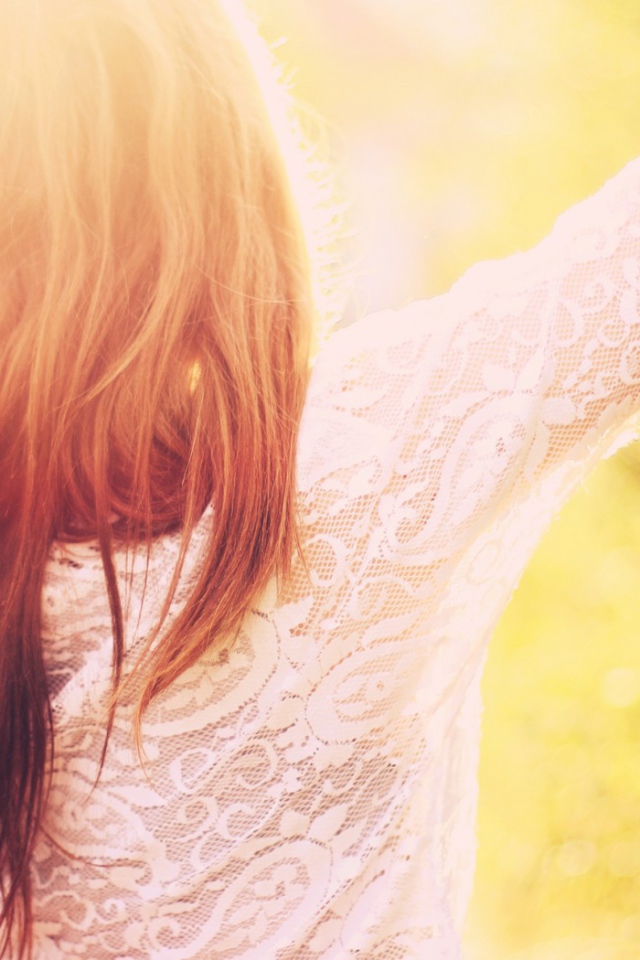 Девушка на прогулке в ясную погоду