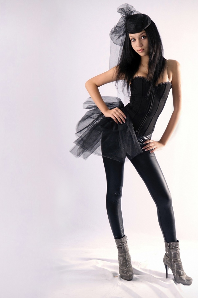 Девушка позирует на белом фоне