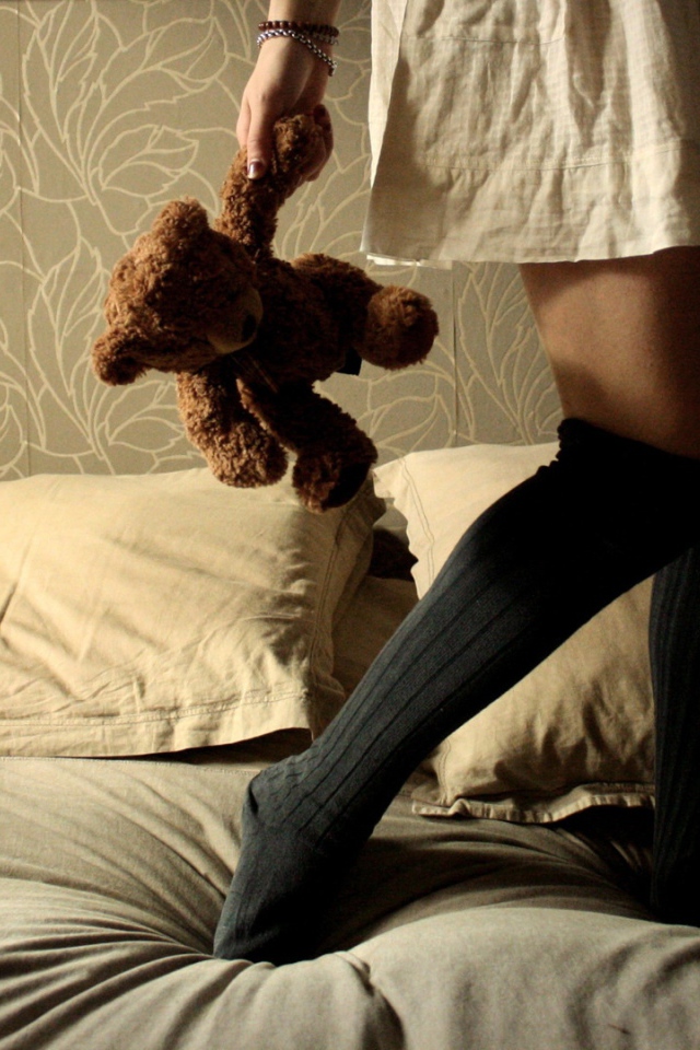 Девушка с плюшевым медведем