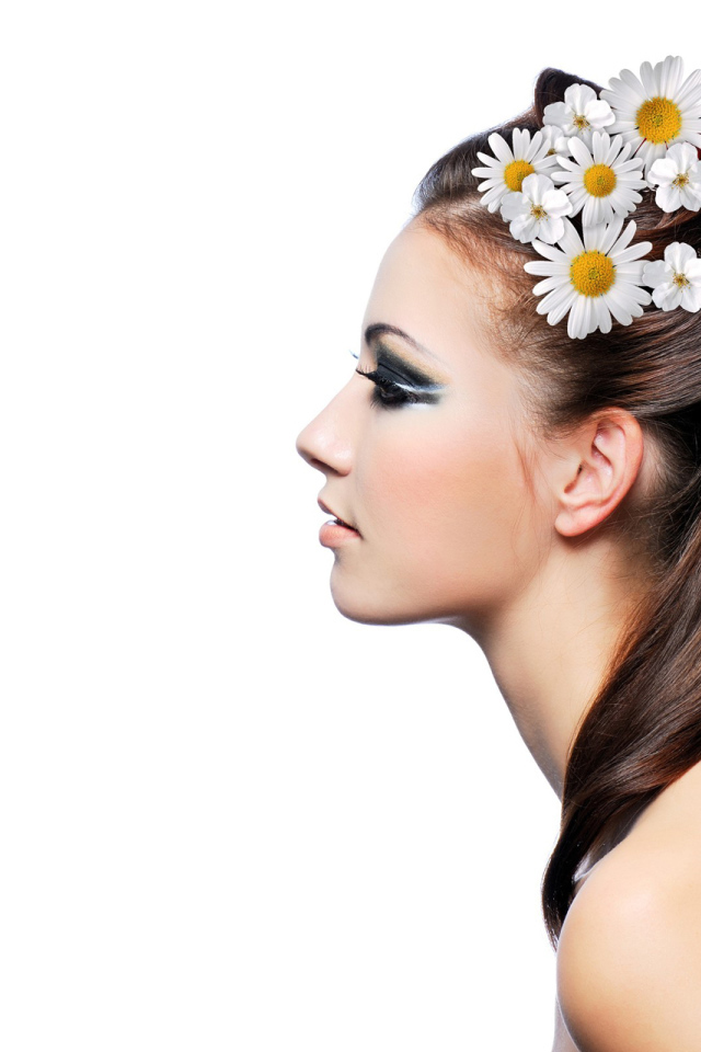 Девушка с ромашками в волосах
