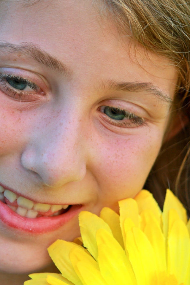 Девушка с веснушками и цветок