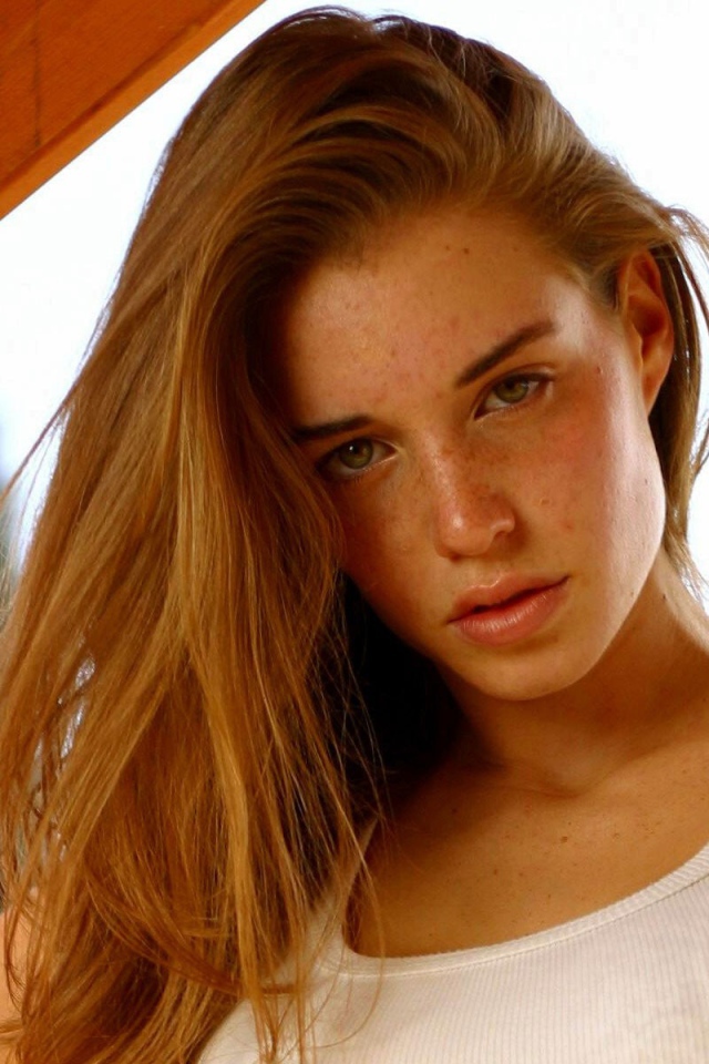 Девушка с веснушками у двери