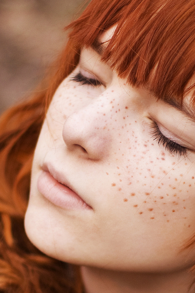 Девушка с веснушками закрыла глаза