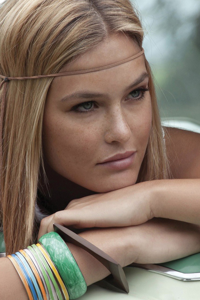 Девушка с веснушками в автомобиле