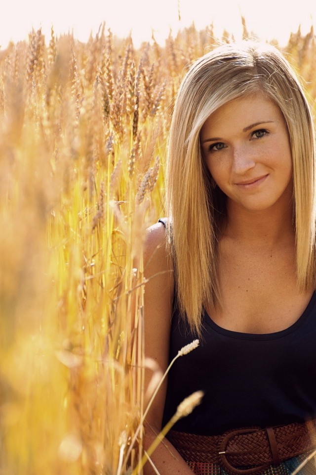 Девушка с веснушками среди пшеницы