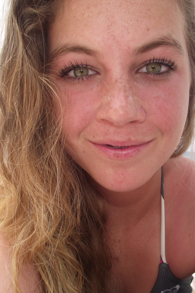 Девушка с веснушками на пляже