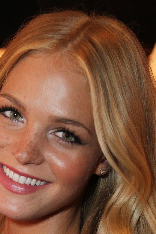 Девушка с веснушками улыбается