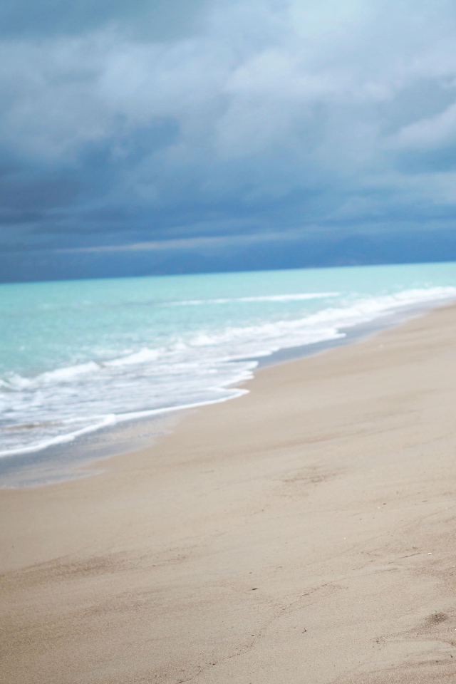 Прогулка девушки по песку