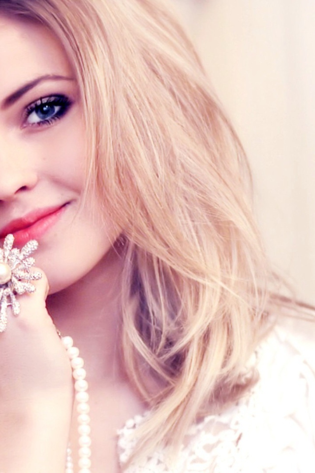 Драгоценности в руках у девушки