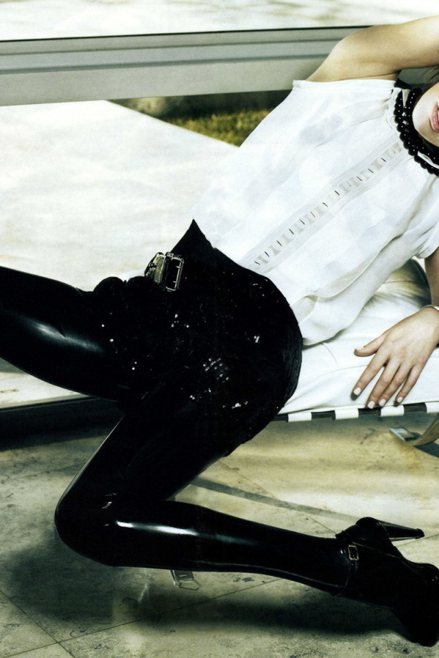 Мила Йовович позирует