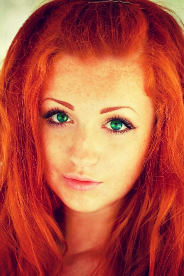 Рыжеволосая зеленоглазая девушка