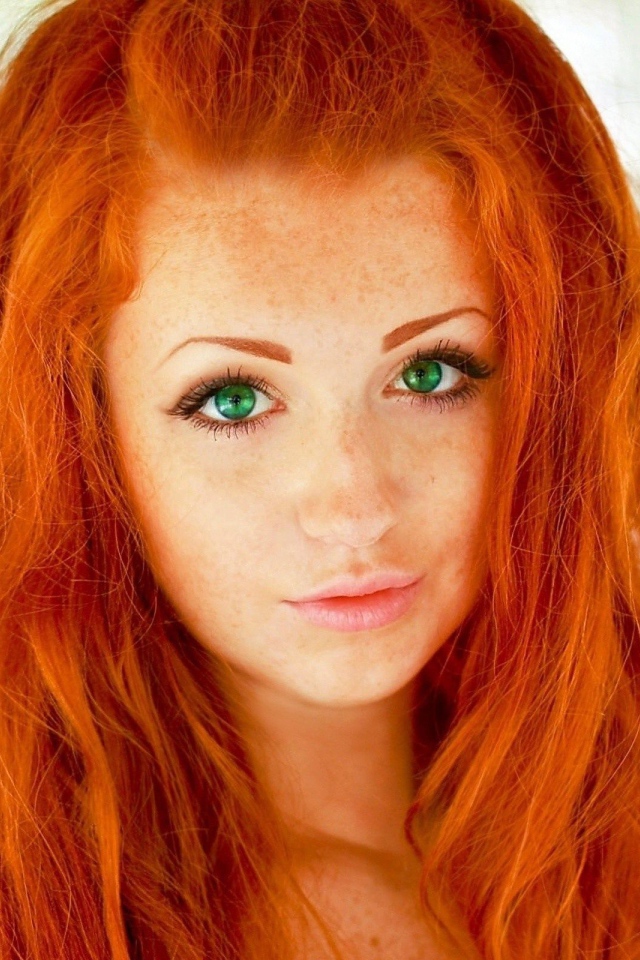 Рыжая девушка с веснушками