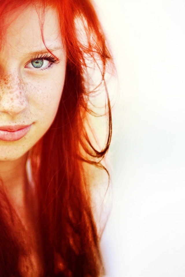 Сияющая девушка с веснушками