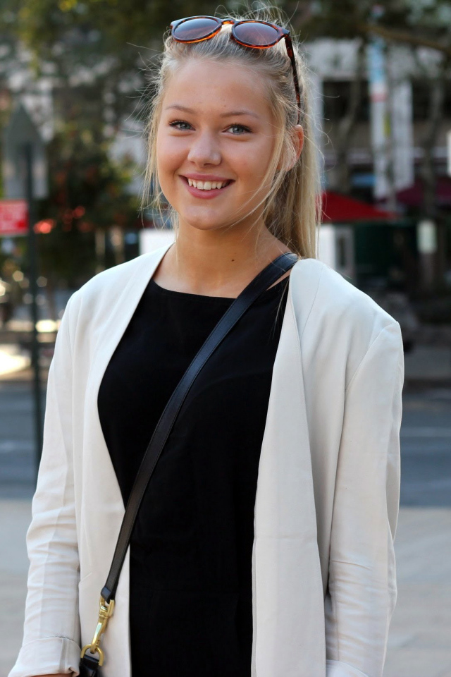 Улыбчивая девушка на улице