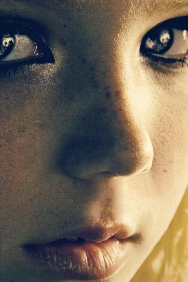 Завораживающие глаза у девушки с веснушками