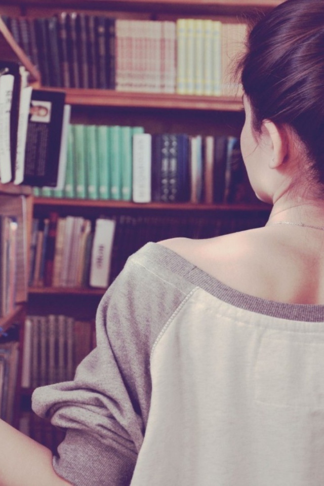 Девушка в библиотеке