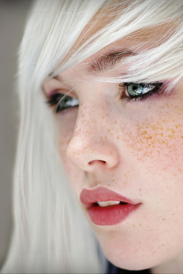 Беловолосая девушка с веснушками