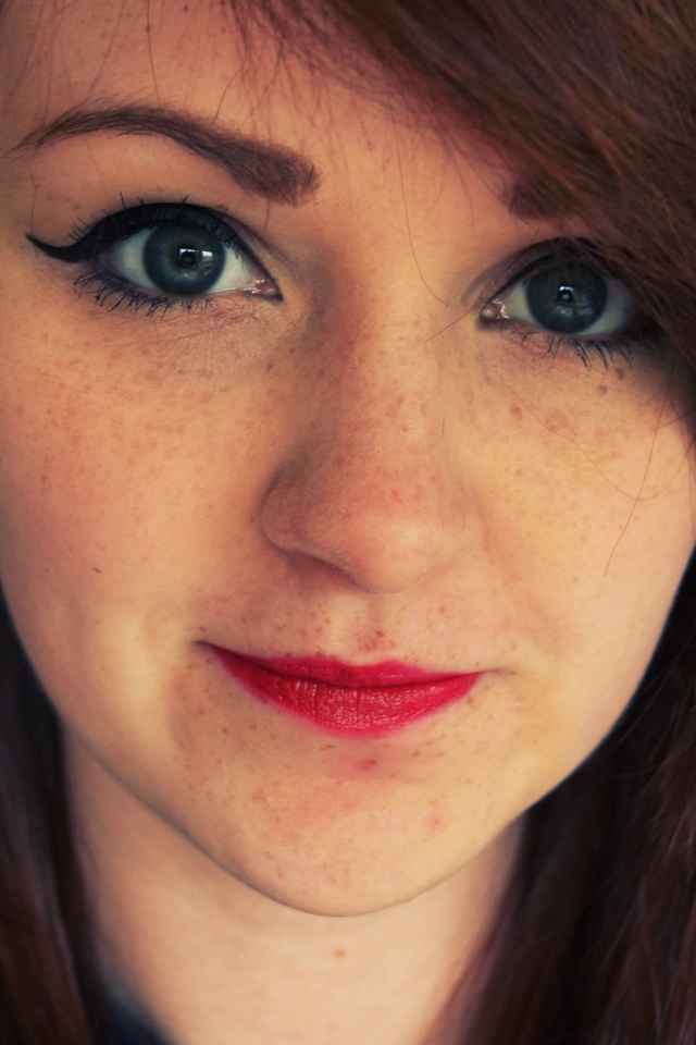 Очень красивая девушка с веснушками