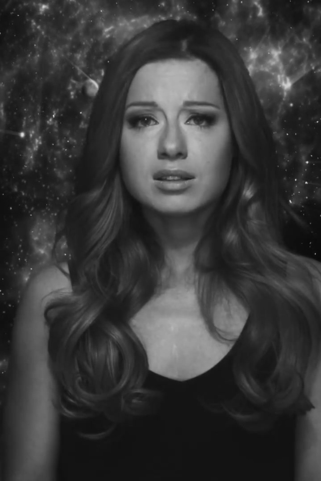 Красивая актриса Юлия Савичева