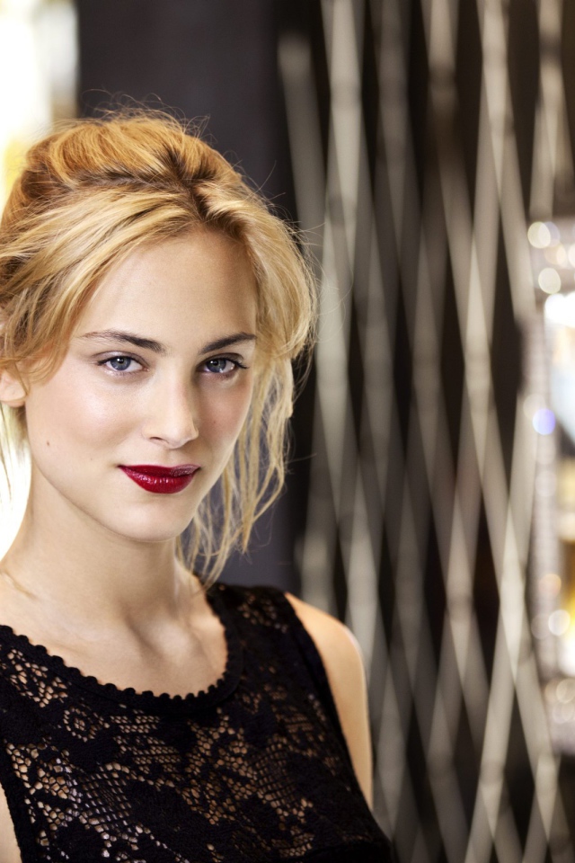 Популярная Нора Арнезедер