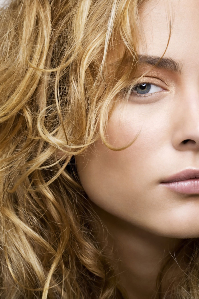 Популярная актриса Нора Арнезедер