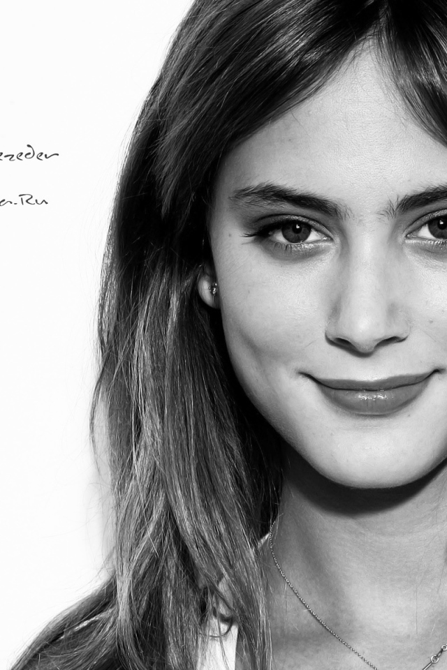 Красивая актриса Нора Арнезедер