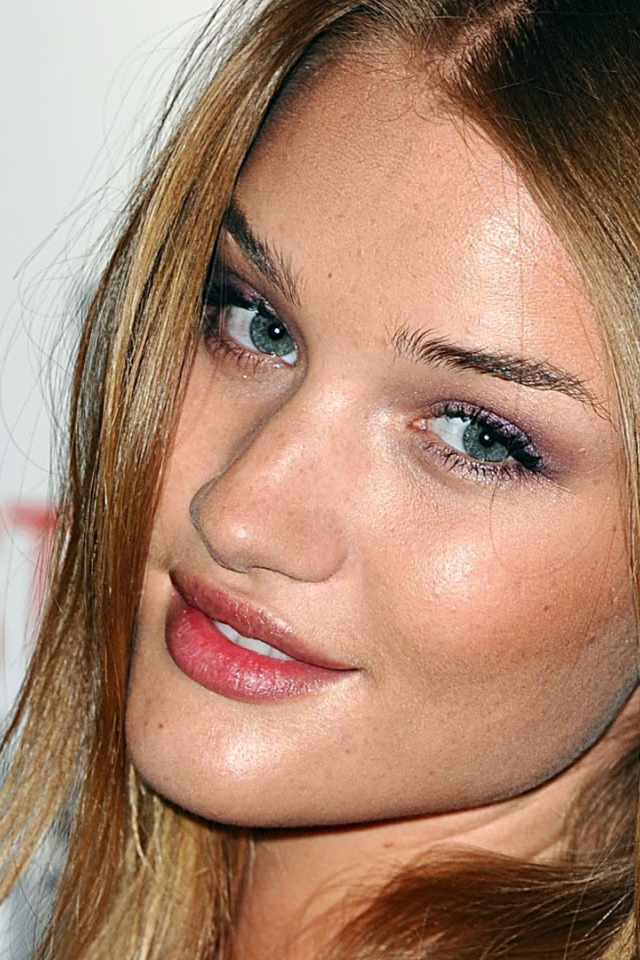 Популярная модель Роузи Хантингтон-Уайтли