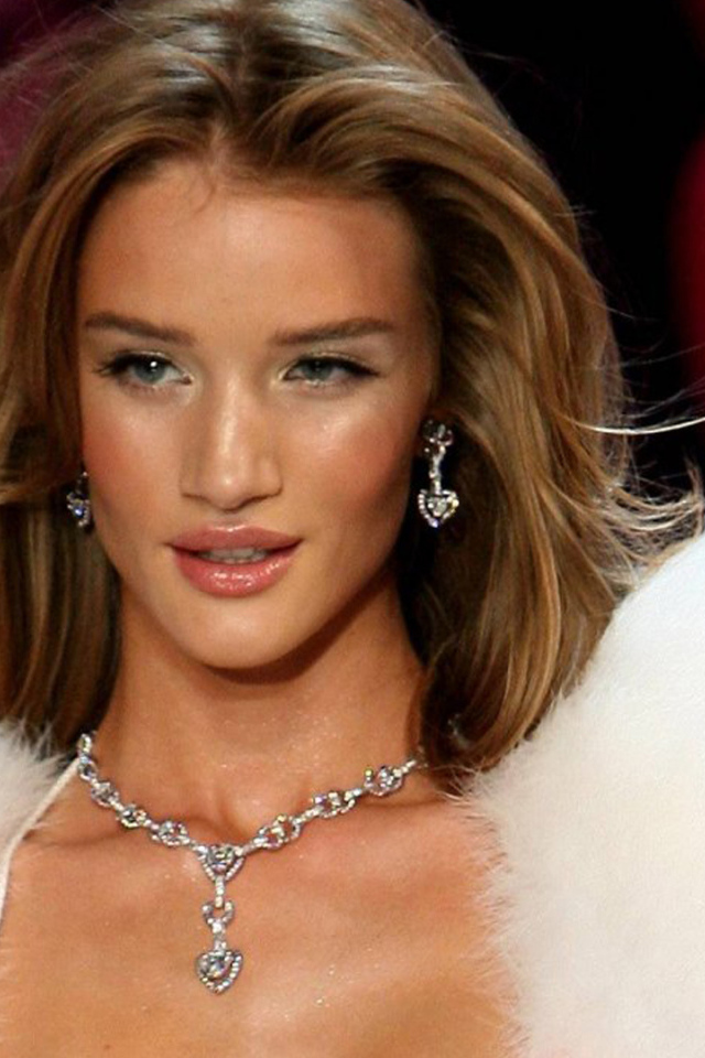 Известная звезда Роузи Хантингтон-Уайтли