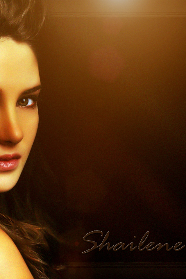 Популярная модель Шейлин Вудли