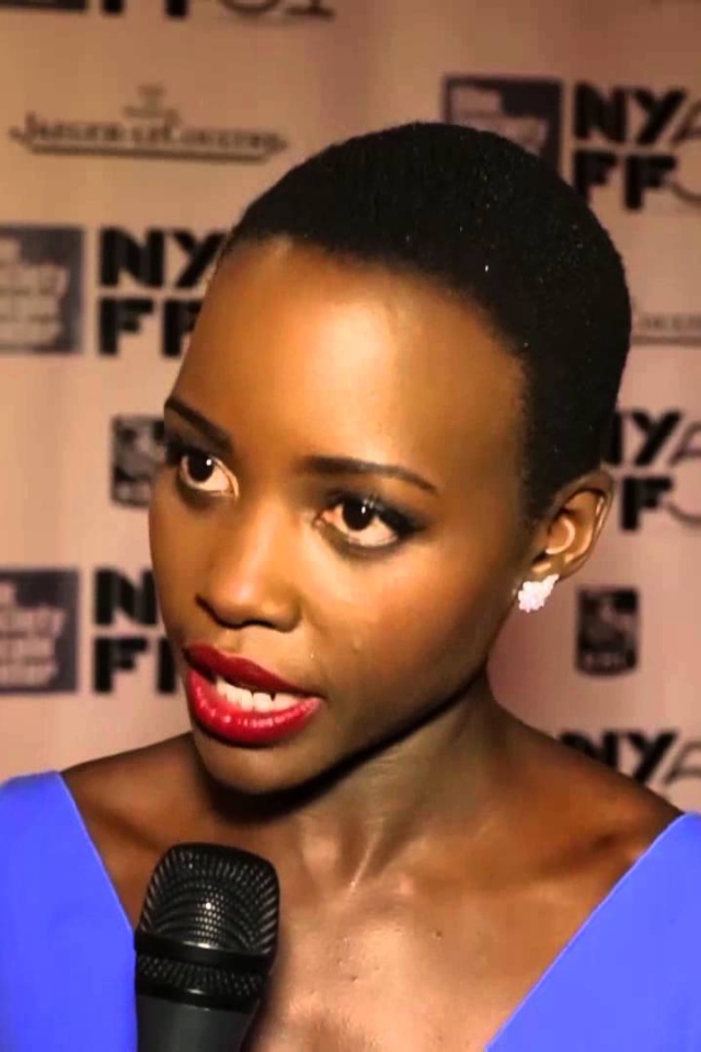 Красивая актриса Лупита Нионго