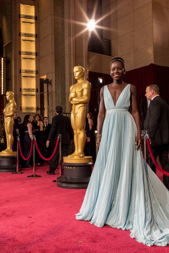 Очаровательная актриса Лупита Нионго