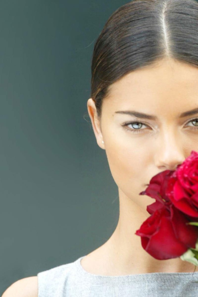 Адриана с букетом роз