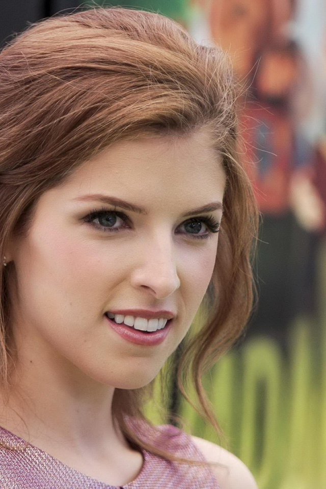 Анна улыбается