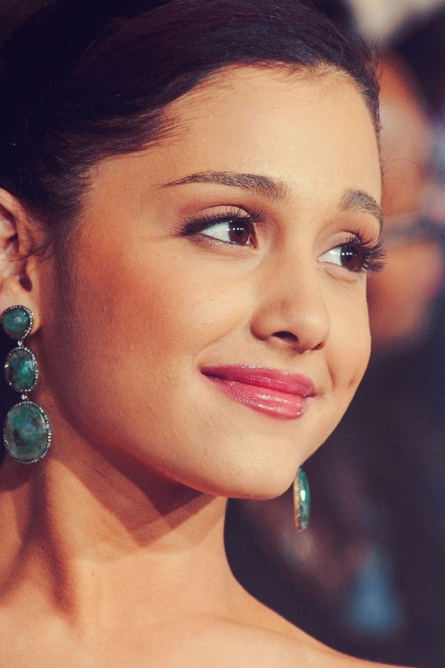 Красивые серьги у девушки