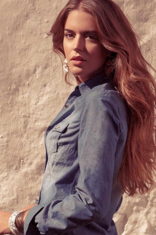 Красивая девушка на фоне песчанной стены