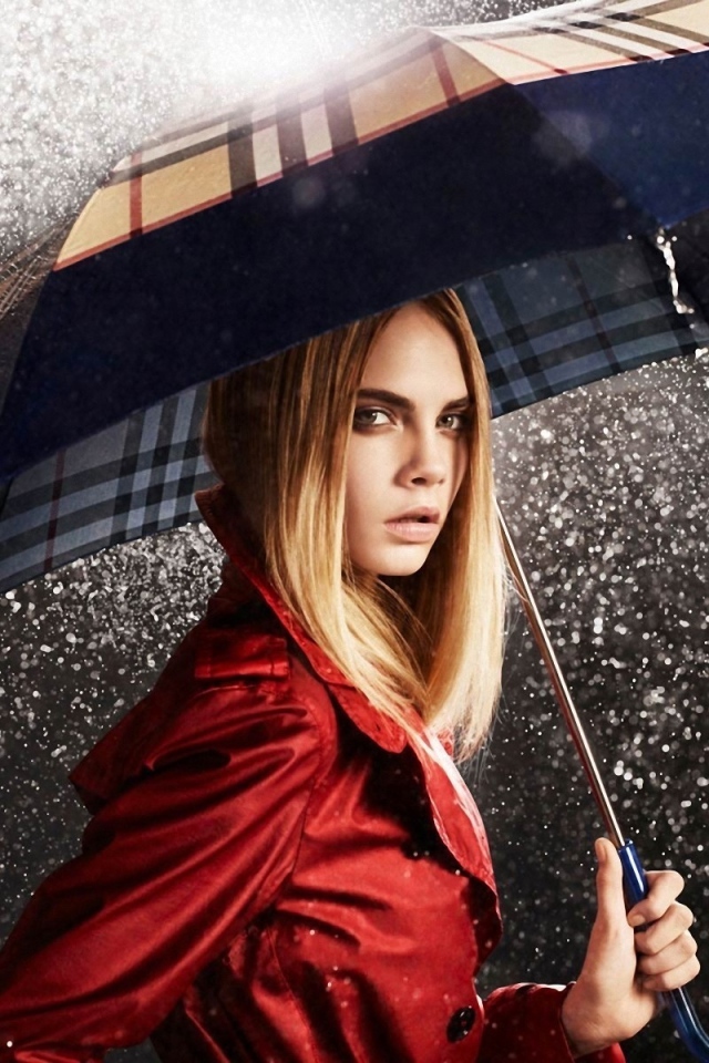 Красивая девушка под зонтом