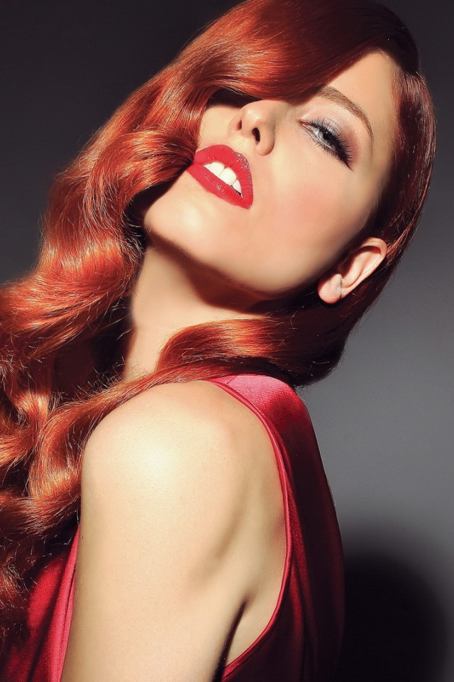 Красивая рыжая девушка